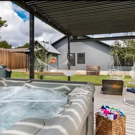 Mariposa, Large Home With Hot Tub & Outdoor Space
